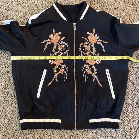 NWOT Forever 21 Black, White & Floral Zip Up Jacket Size Small - Picture 11 of 12